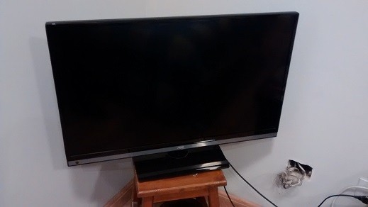  A) 01 (um) Televisor, marca CCE, TV LED 39